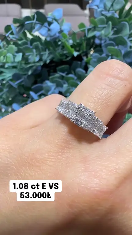 1.08 ct Baget Pırlanta Yüzük videosundan kare