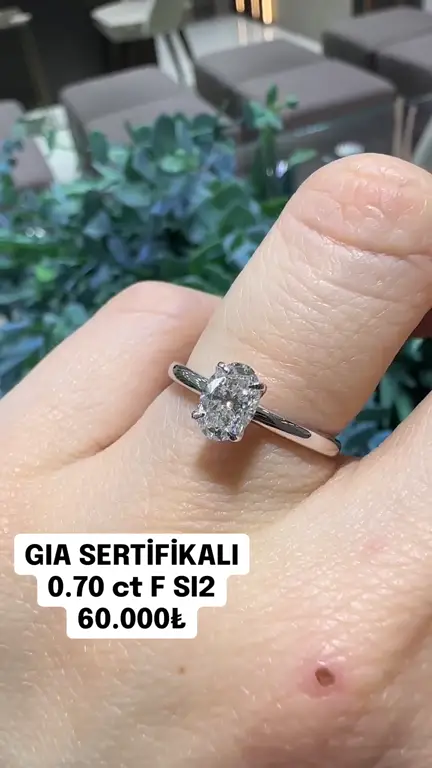 0.70 ct Oval Pırlanta Yüzük videosundan kare