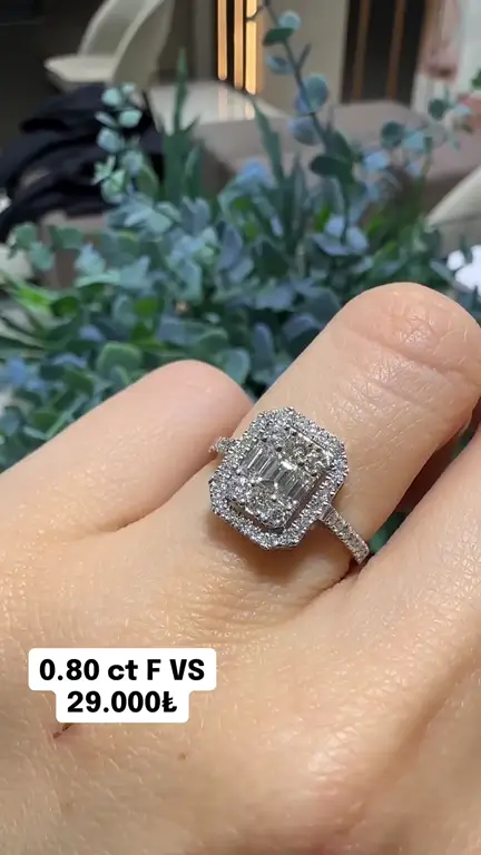 0.80 ct Baget Pırlanta Yüzük videosundan kare