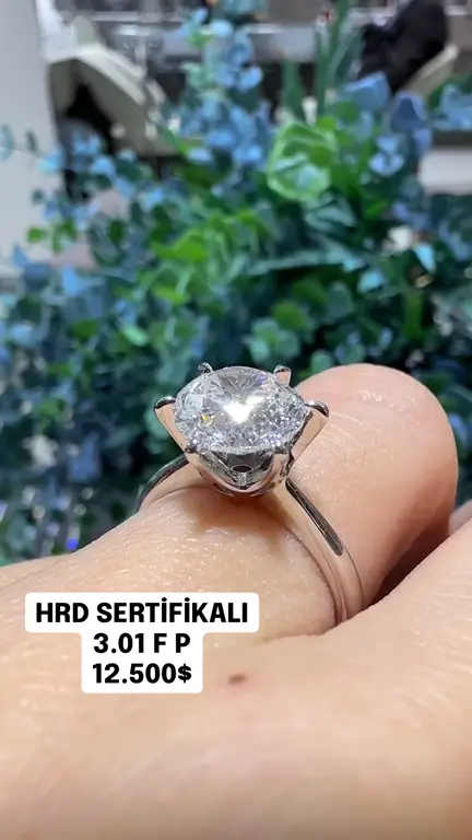 3.01 ct Tektaş Pırlanta Yüzük videosundan kare