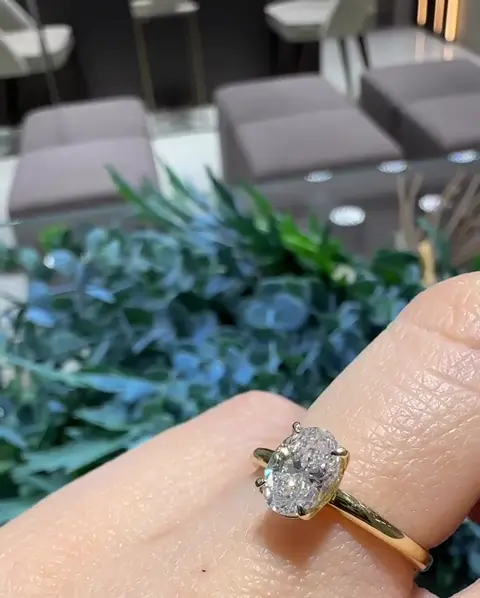 1.00 ct Oval Pırlanta Yüzük