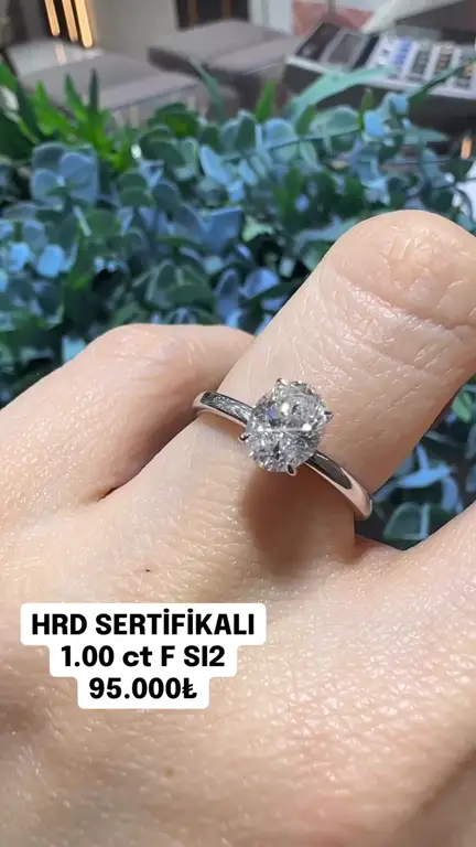 1.00 ct Oval Pırlanta Yüzük videosundan kare