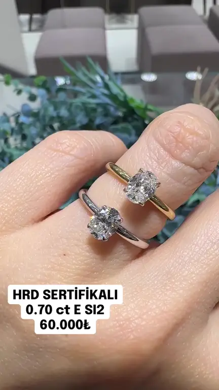 0.70 ct Oval Pırlanta Yüzük videosundan kare