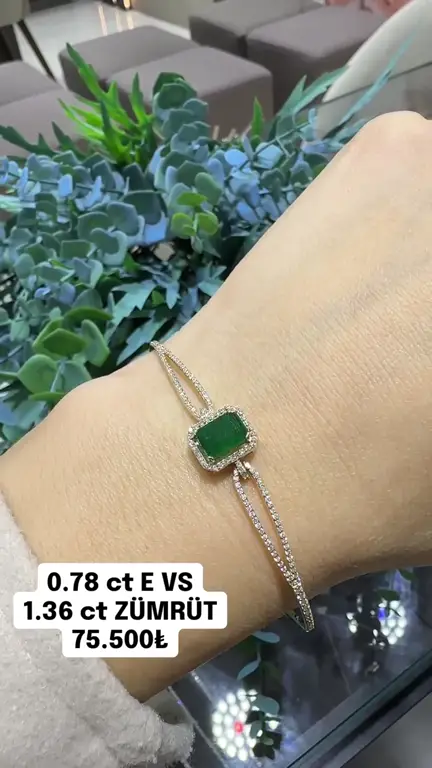 1.36 ct Zümrüt ve 0.78 ct Pırlanta Bileklik videosundan kare