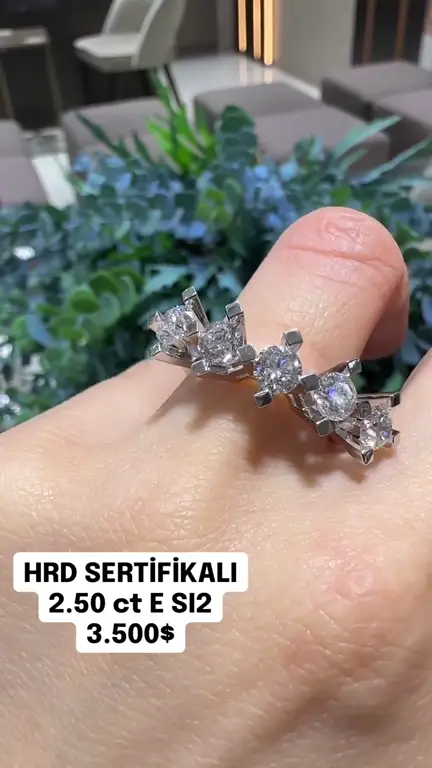 2.50 ct Beştaş Pırlanta Yüzük videosundan kare