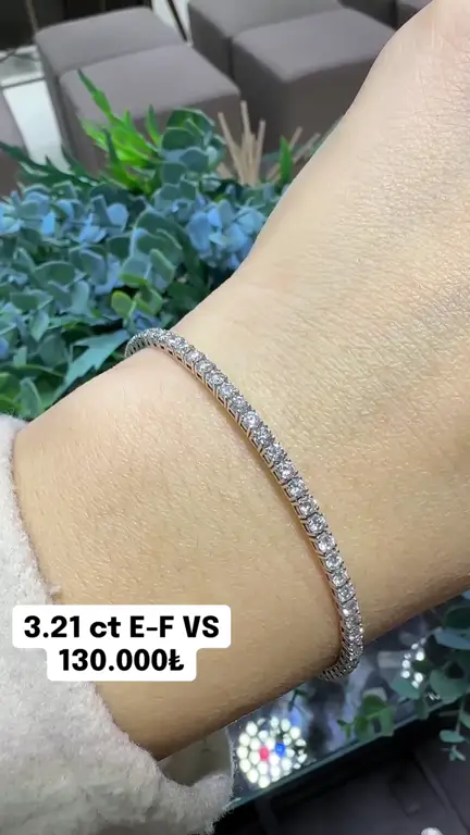 3.21 ct Pırlanta Bileklik videosundan kare