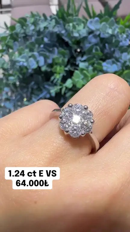 1.24 ct Coronet Pırlanta Yüzük videosundan kare