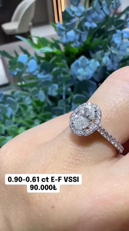 0.90-0.61 ct Oval Pırlanta Yüzük videosundan kare