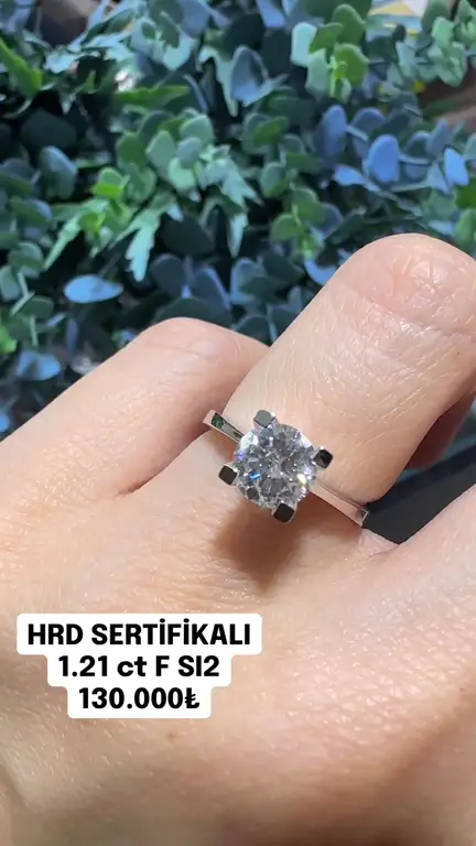 1.21 ct Tektaş Pırlanta Yüzük videosundan kare