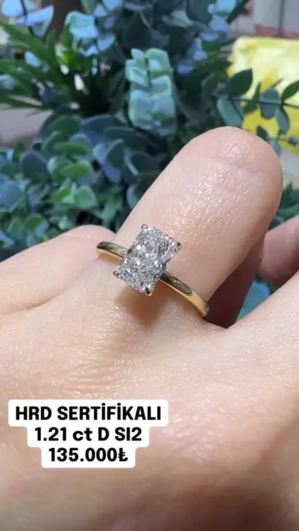 1.21 ct Tektaş Pırlanta Yüzük videosundan kare