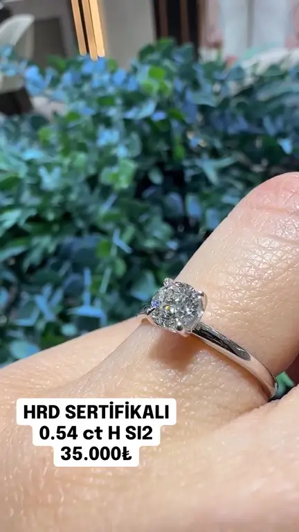 0.54 ct Tektaş Pırlanta Yüzük videosundan kare