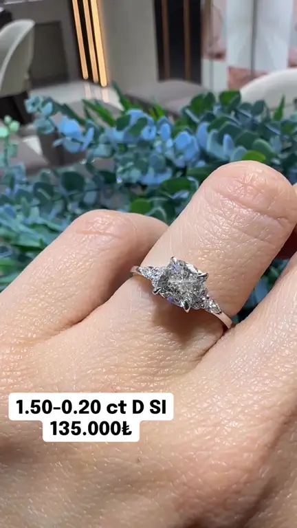 1.50-0.20 ct Tektaş Pırlanta Yüzük videosundan kare