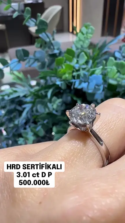 3.01 ct Tektaş Pırlanta Yüzük videosundan kare
